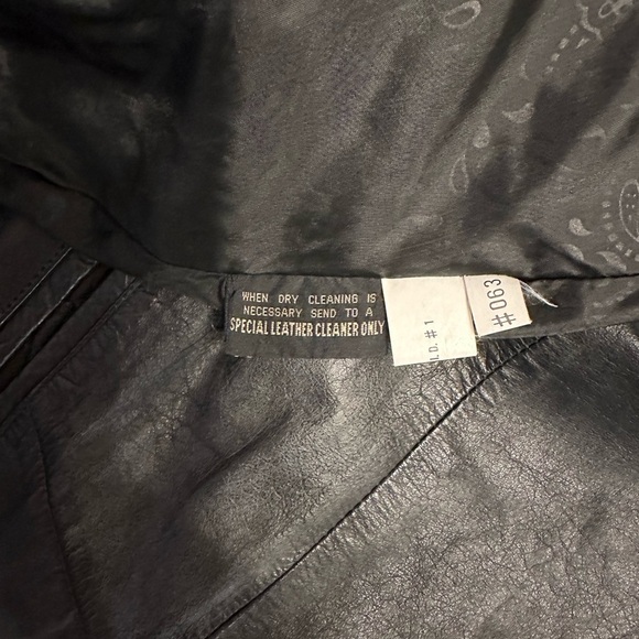 VINTAGE GENUINE LEATHER DESIGNER G-III BLACK JACKET. Size Large. - Picture 5 of 7